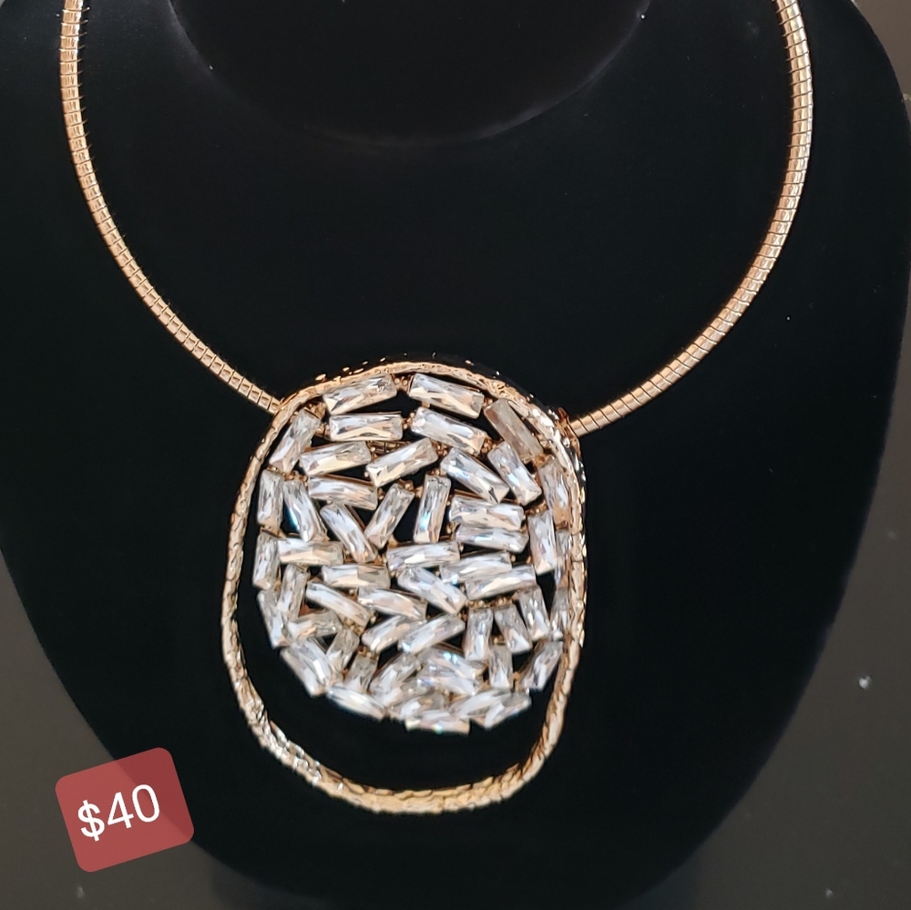 Bold collar pendant necklace